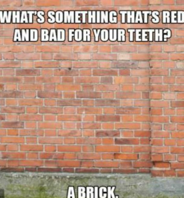   ¿Qué es algo rojo y malo para tus dientes?  Un ladrillo.