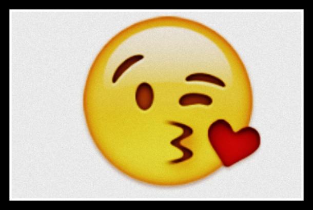cara de emoji coqueta que sopla un beso