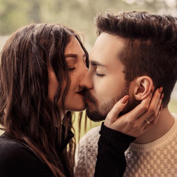 mujer besando suavemente al hombre en los labios cómo besar a un chico