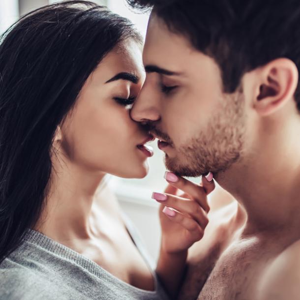 hombre y mujer ojos cerrados a punto de besar cómo besar a un chico